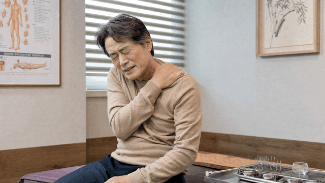Elderly male patient with shoulder pain at Korean medicine clinic