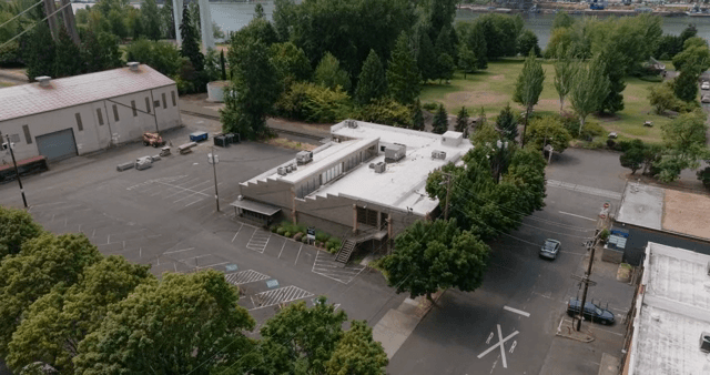 다리 아래에 위치한 건물들과 녹지