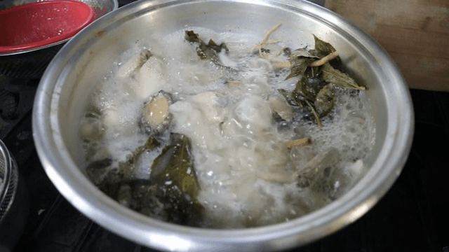 냄비에서 끓고있는 삼계탕