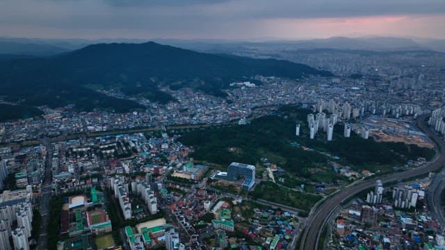 해질녘 먼 산이 보이는 도시 풍경