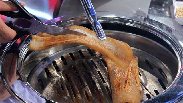 가위로 자르는 익은 돼지껍데기