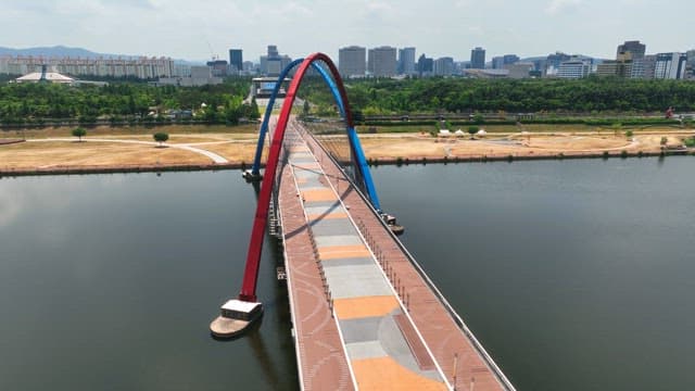 도심 속 고요한 강 위의 현대적인 다리