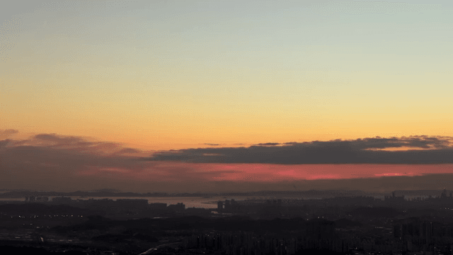 다채로운 하늘과 함께한 도시 스카이라인