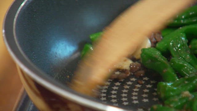 프라이팬에서 볶는 꽈리고추와 소고기