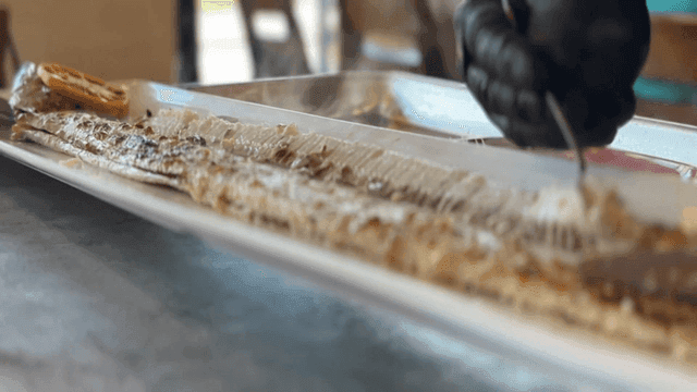 나이프와 숟가락으로 갈치구이 순살을 다듬는 손