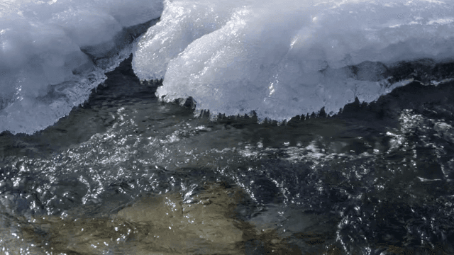 얼음이 형성된 흐르는 강