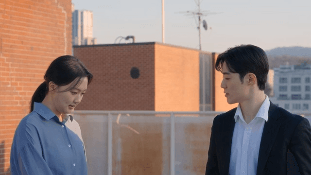 옥상에서 대화하는 두 사람