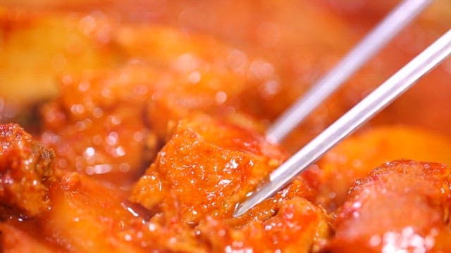 매운갈비찜의 부드러운 고기 한 젓가락