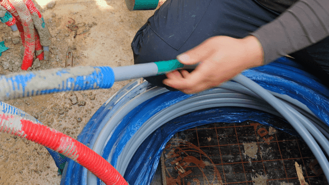 건설 현장에서 케이블을 다루는 작업자들