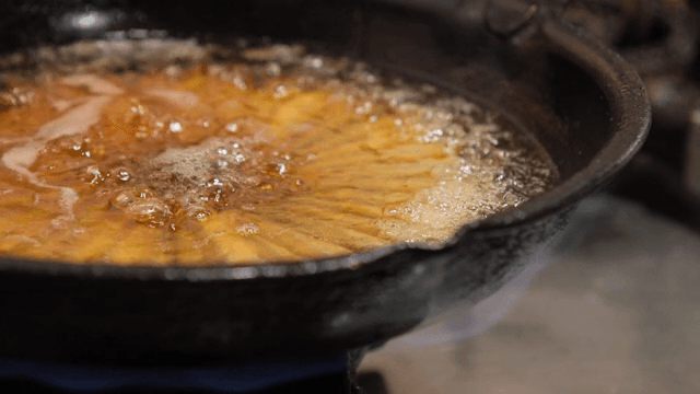 팬에 생선이 튀겨지는 모습