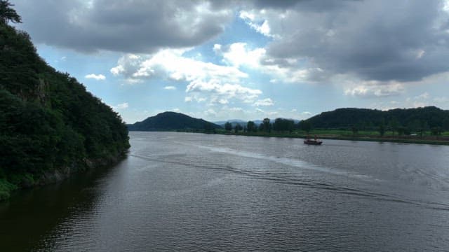 멀리 산이 보이는 고요한 강