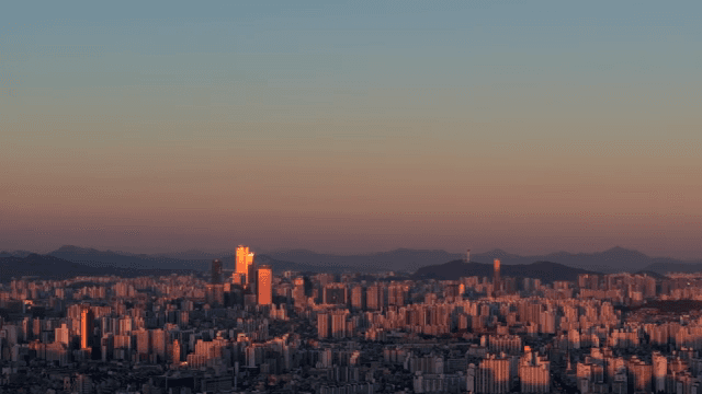 석양이 내려앉은 도시 전경