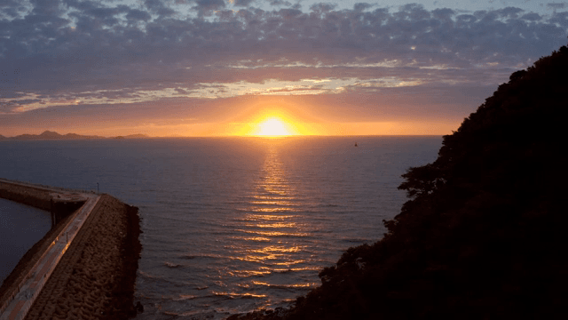 부두가 있는 바다 위의 일몰