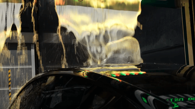 다채로운 비누 거품으로 세차