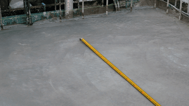 줄자가 있는 콘크리트 바닥