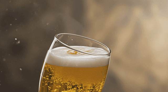 맥주를 잔에 따르는 모습