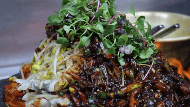 산처럼 쌓인 매운 돌판 대구찜