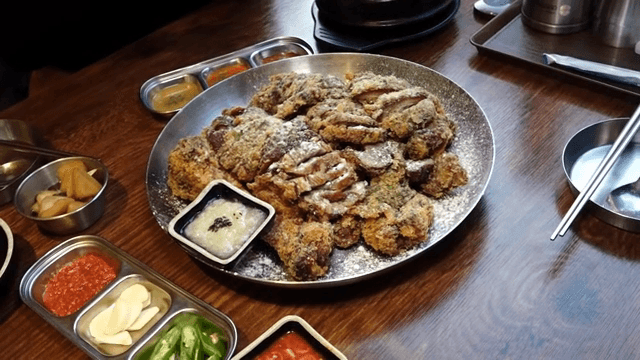 튀김족발 한접시와 한국식 반찬