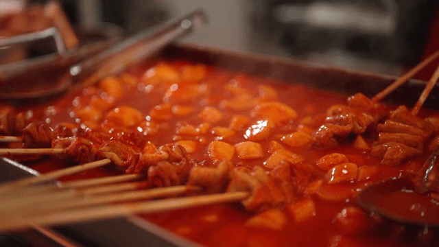 매콤한 떡볶이가 끓고 있는 모습