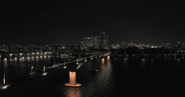 강 위에 다리가 있는 도시 야경