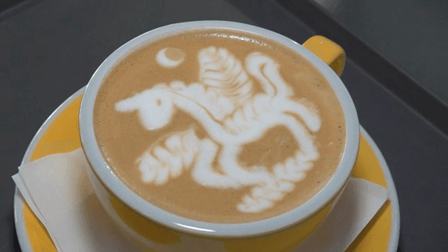 유니콘 디자인이 있는 라떼 아트