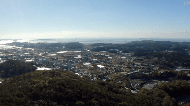 언덕이 있는 시골 풍경의 항공 뷰