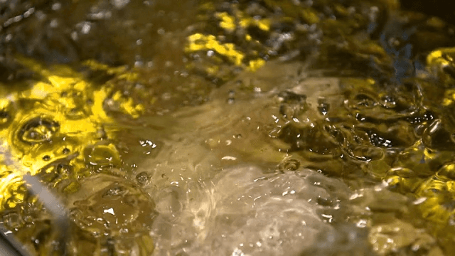 뜨거운 기름에 튀겨지는 닭고기