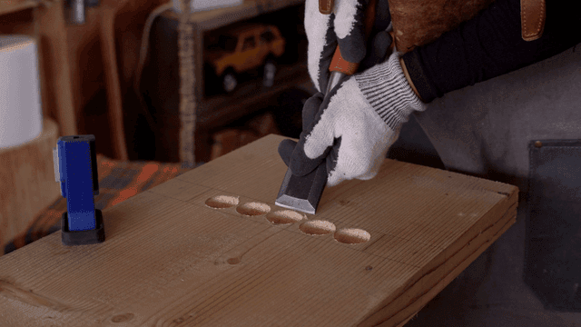 끌과 장갑을 사용한 목공 작업