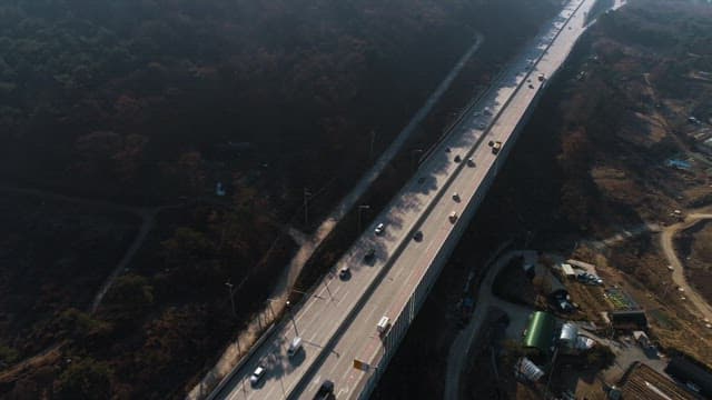 도시 개발 현장 근처의 고속도로