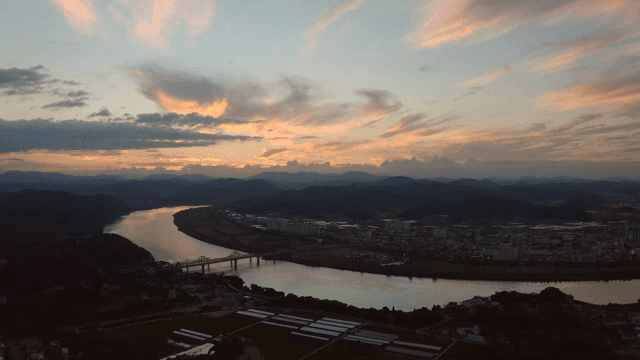 강이 흐르는 마을 위의 고요한 일몰