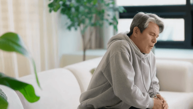무릎 관절이 아픈 남성