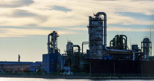 저녁의 노을지는 산업 공장