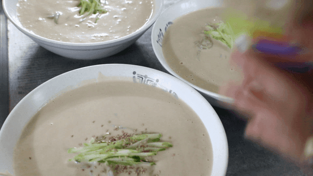 오이와 참깨가 올려진 콩국수