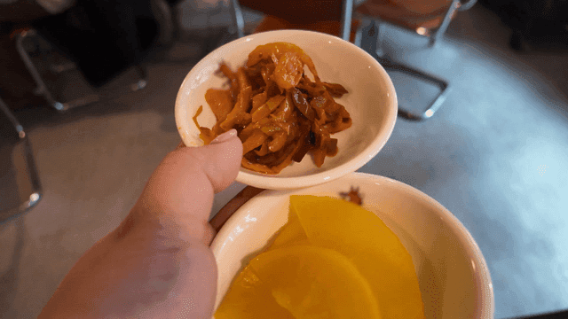작은 그릇에 담긴 단무지와 짜사이
