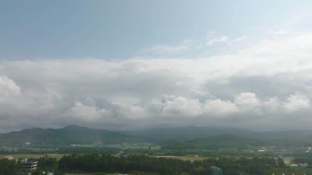 산을 배경으로 한 해변가의 펍