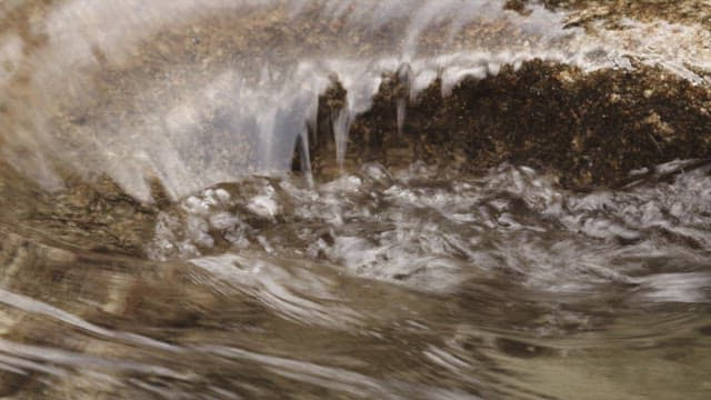 바위 위로 시원하게 흐르는 시냇물의 표면