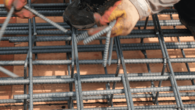 현장에서 철근을 조립하는 작업자