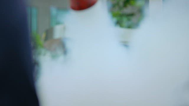 도시의 길거리에서 소화기를 사용하는 장면