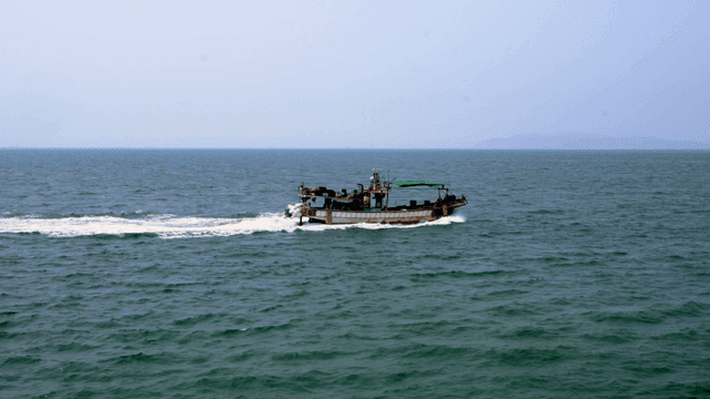 바다를 항해하는 어선