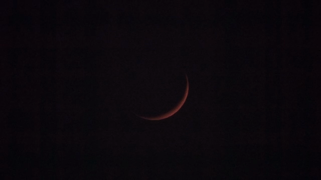 밤하늘에 빛나는 초승달