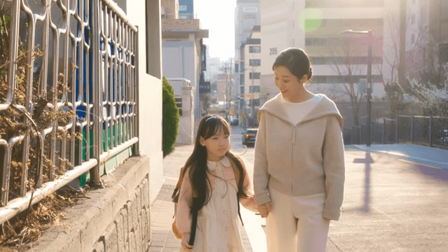 엄마와 함께 하교하는 아이