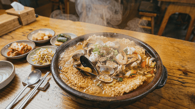 Scorched rice soybean paste seafood stew