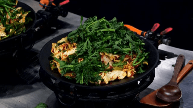 양념된 다양한 채소를 조리하는 모습