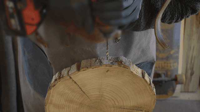 작업장에서 나무 통에 드릴 작업