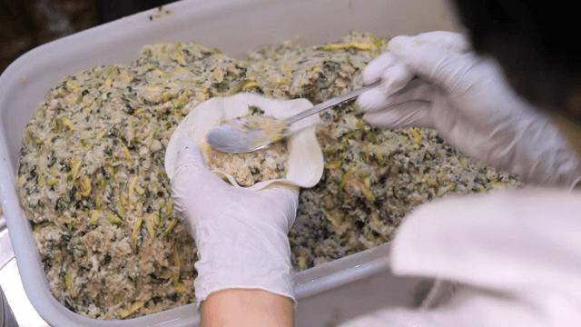 야채 소를 넣어 만두를 준비하는 모습