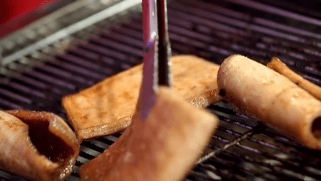 그릴 위에서 구워지고 있는 돼지껍데기