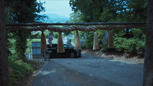 일본 전통 신사 입구와 경치 좋은 배경