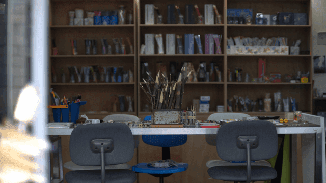 미술 활동 테이블 위 나뭇가지 연필 조각품