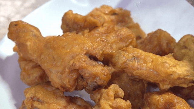 흰 접시에 담긴 바삭한 치킨