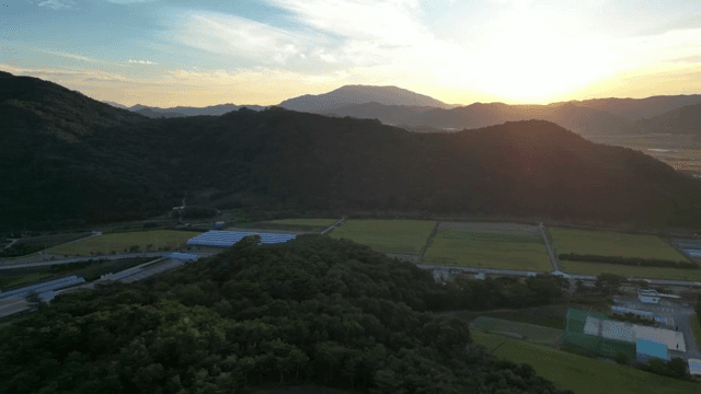 해질녘의 시골 마을과 농경지